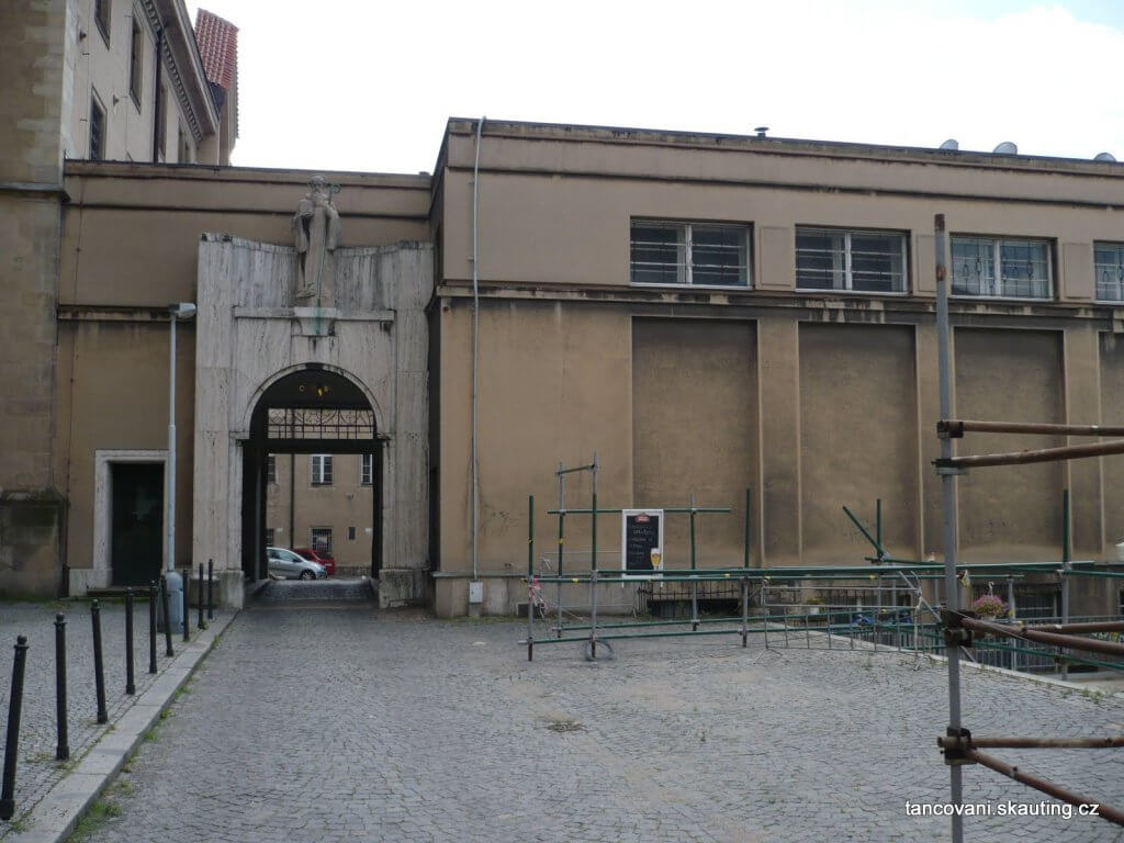 Příchod k sálu (budova vlevo je kostel Emauzy)